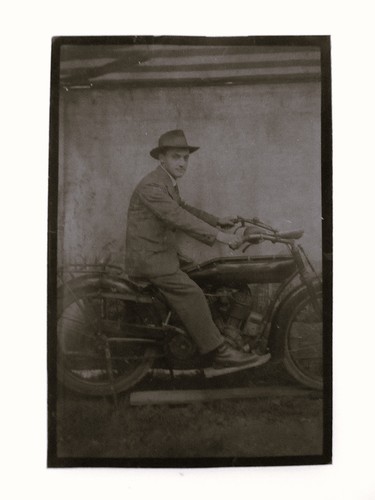 Mann auf motorrad antikes foto - mann,